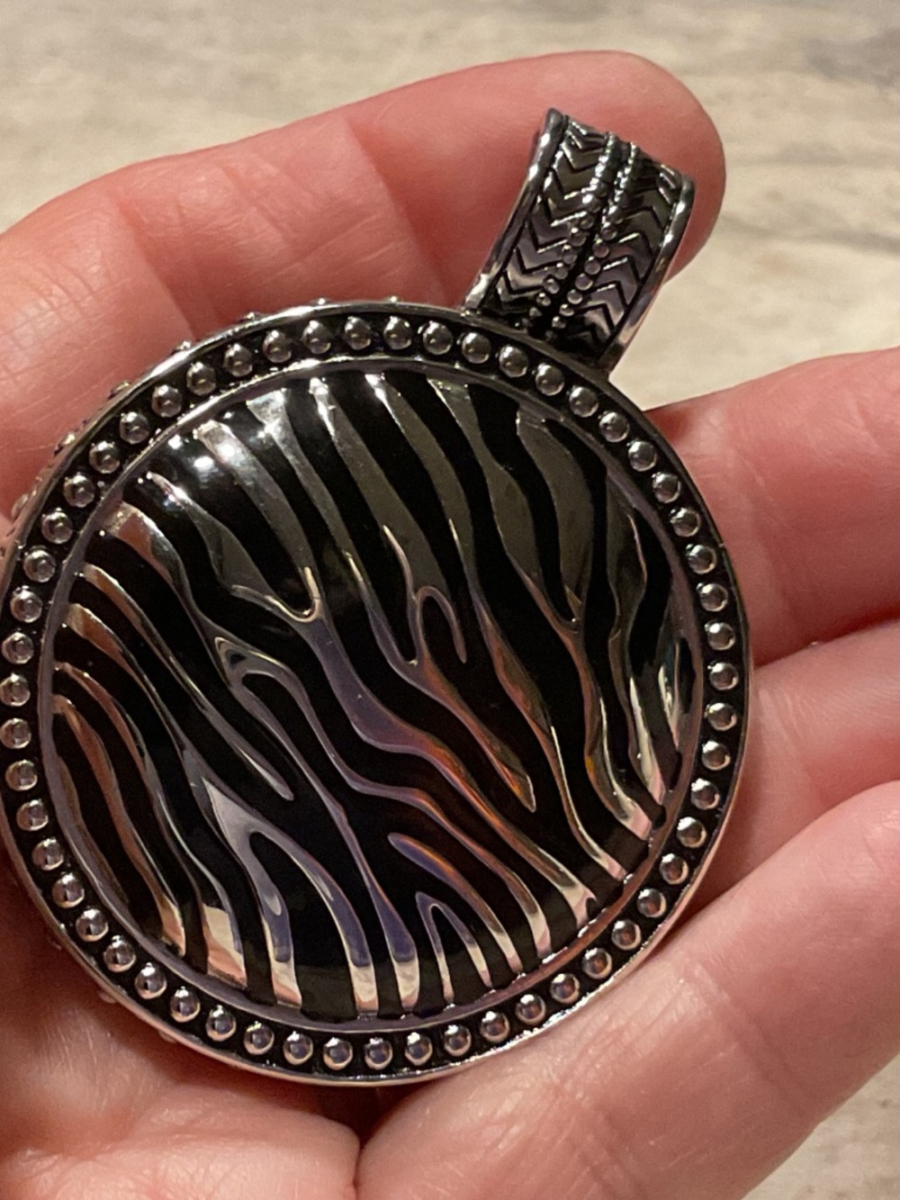 Premier Designs Pendant Silvertone Black Enamel 1.75” diameter magnetic closure - Picture 5 of 5